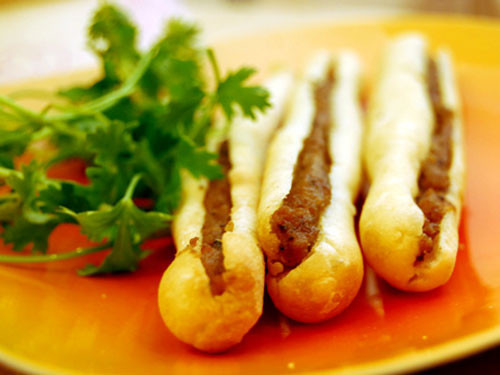 Bánh mì cay. Bánh mì chỉ nhỏ bằng hai ngón tay, phần nhân là một lớp patê, ruốc và tương ớt. Bánh được nướng bằng bếp than, giòn và nóng hổi. Đây là món ăn lót dạ được yêu thích của học sinh - sinh viên. Bánh mì cay được bán phổ biến tại các phố Đinh Tiên Hoàng, Minh Khai, Hàng Kênh, quán Hồng Quân đường Cát Cụt hoặc Khánh Nạp ở Chợ Con…