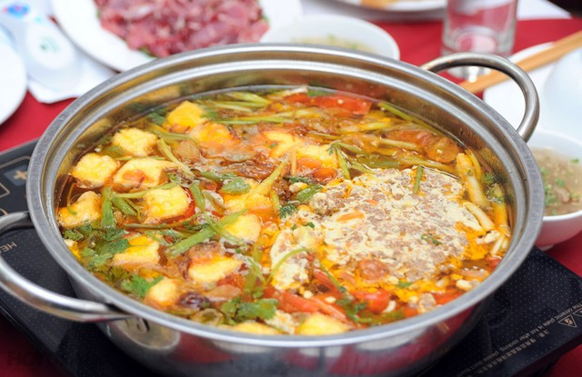 Lẩu cua đồng. Món lẩu cua đồng tại Hải Phòng có hương vị đậm đà hơn so với các địa phương khác, do người dân Hải Phòng đặc biệt ưa thích cua (cả cua đồng và cua bể). Nguyên liệu chính là cua đồng loại tươi, khi ăn nước lẩu ngọt đậm đà với riêu cua, ăn kèm rau, hành, thịt bò, đậu rán, chả cá, trứng vịt lộn… Các quán lẩu cua đồng ngon cho bạn lựa chọn: Lẩu cua đồng Minh Quỳnh ở phố Văn Cao, hay quán ở đường Chu Văn An sau sân vận động Lạch Tray.