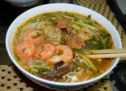 Bún tôm: Cũng là món ăn đặc trưng của ẩm thực Hải Phòng, có nguyên liệu chủ đạo là bún và hải sản (thông thường là tôm). Bún phải là loại bún sợi to, tôm là tôm sú hoặc tôm giảo tươi, tùy khẩu vị mà có thể thêm sườn non, chân giò. Rau ăn kèm thường là rau cần, rau cải xanh, mộc nhĩ, nấm hương, thì là, hành lá. Tuy mỗi nơi có cách biến tấu khác nhau nhưng nguyên liệu nhất thiết phải có một vài món xuất xứ từ vùng biển Hải Phòng thì mới được coi là bún tôm chuẩn.