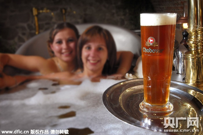 Đất nước Cộng hòa Séc nổi tiếng với loại bia ngon có tiếng. Mới đây, một khách sạn ở nước này đã cung cấp dịch vụ spa bằng bia hấp dẫn nhiều chị em.