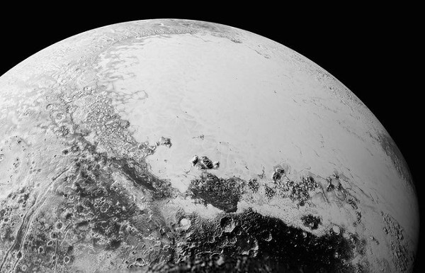 Không quá khó hiểu khi những hình ảnh này giờ đây mới được công bố bởi New Horizons, bởi phi thuyền này phải gửi những file ảnh dữ liệu có dung lượng và độ phân giải cao, chưa kể chúng phải trải qua một chặng đường dài tới hàng tỷ km mới về tới Trái Đất. Bức hình mới nhất này được chụp từ khoảng cách 1610 km, tính từ mặt xích đạo của sao Diêm Vương tới phi thuyền New Horizons.