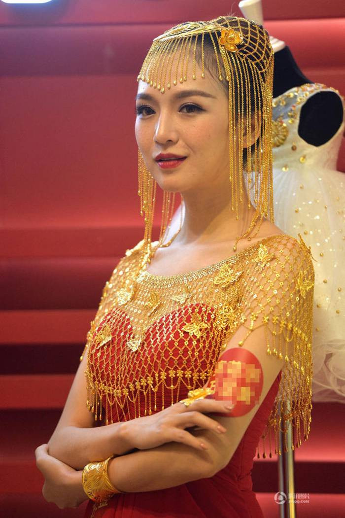 Một kiểu khăn đội đầu cho cô dâu được làm từ các sợi dây vàng rất độc đáo.