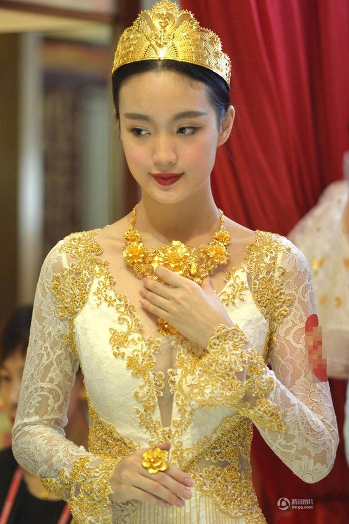 Các mẫu trang sức trang trí áo cưới bằng vàng được làm từ 9 kg vàng ròng trị giá hàng triệu nhân dân tệ.