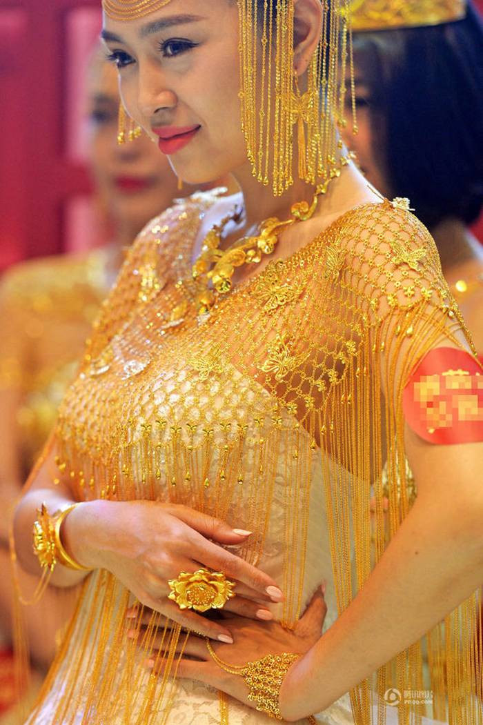 Người mẫu trong mẫu áo cưới làm từ vàng với các sợi vàng tạo nên nét uyển chuyển, khăn đội đầu cách điệu bằng chiếc mũ với nhiều sợi vàng tạo nên sự độc đáo.