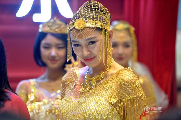 Tại triển lãm trang sức quốc tế Thâm Quyến, các người mẫu đã trình diễn những bộ áo cưới làm từ vàng ròng rất ấn tượng.