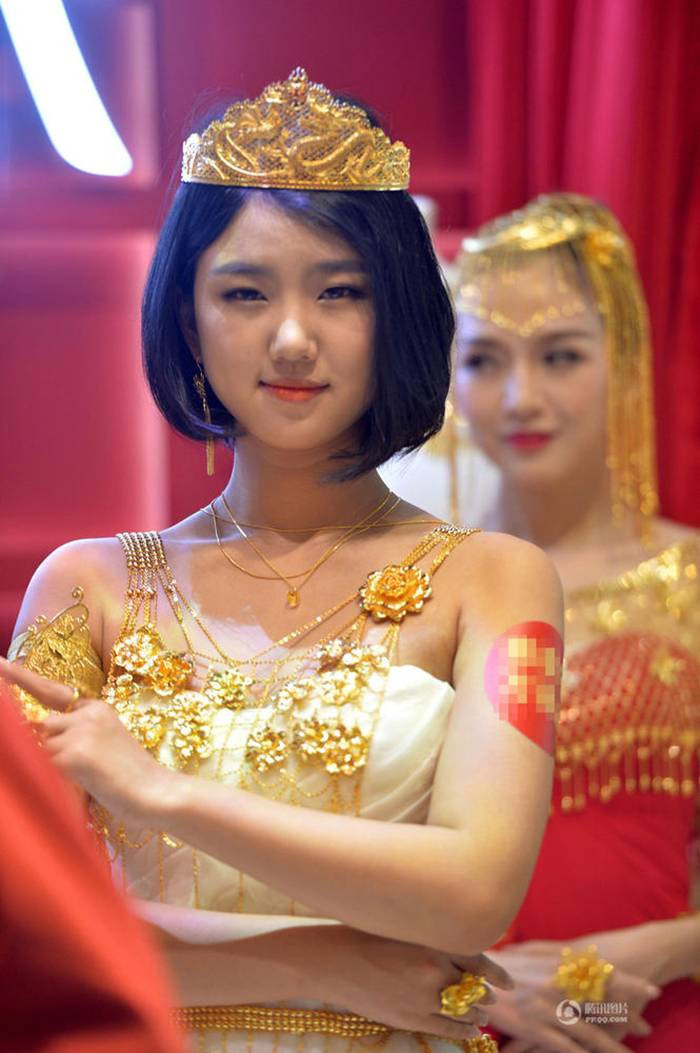 Một kiểu trang sức bằng vàng làm thành bông hoa màu vàng với chiếc vương miện trên đầu cũng bằng vàng thật.