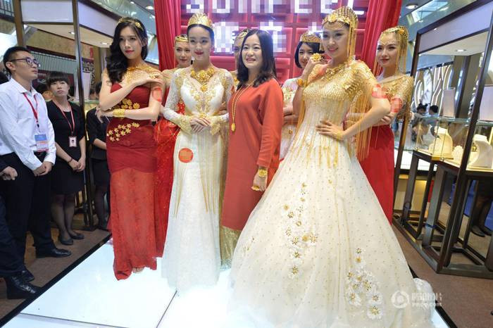 Những sợi dây chuyền vàng, hoa vàng thật lấp lánh trên bộ áo cưới quyến rũ.