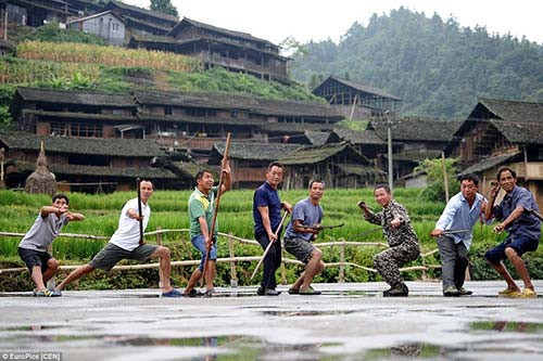 1. Ngôi làng kungfu nổi tiếng tại Trung Quốc là một trong những ngôi làng "độc nhất vô nhị" trên thế giới: Ganxi Dong là một ngôi làng nhỏ ẩn sâu trong núi Thiên Trụ, An Huy, Trung Quốc đã gây được nhiều sự chú ý trên toàn thế giới với những kĩ năng đặc biệt của dân làng: tất cả họ đều là những chuyên gia võ thuật về kungfu.