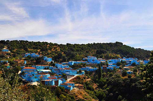 7. Ngôi làng toàn màu xanh Juzcar, Tây Ban Nha: Ban đầu, những ngôi nhà trong làng được sơn màu trắng tẻ nhạt. Điều đó khiến lượng du khách tới đây chỉ khoảng vài trăm lượt một năm.