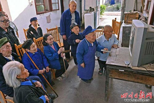 9. Làng của tộc người lùn, Trung Quốc: Yangsi - một ngôi làng xa xôi ở Tứ Xuyên, Trung Quốc đã làm các nhà khoa học đau đầu nhiều thập kỉ bởi gần một nửa số dân làng thấp hơn chiều cao của người bình thường. Người thấp nhất trong số này có chiều cao là 0,65m và người cao nhất cũng chỉ tới 1,17m. Theo nghiên cứu, trẻ em trong làng thường ngừng lớn vào lúc 5 tới 7 tuổi. Một số em còn chịu các khuyết tật khác.