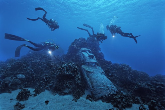 Tượng Moai giả, đảo Phục Sinh, Chile: Khác với những bức tượng khổng lồ và kỳ bí trên bờ biển đảo Phục Sinh, bức tượng này được làm vào năm 1994. Nằm trên rạn san hô, tượng Moai giả là một trong những điểm tham quan hấp dẫn của hòn đảo. Ảnh: Randy Olson.