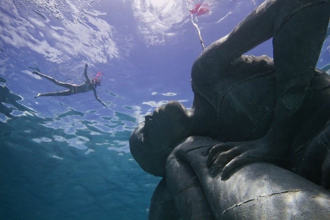 Ocean Atlas, New Providence, Bahamas: Bức tượng dưới nước lớn nhất thế giới này cũng là tác phẩm của nghệ sĩ Jason. Ocean Atlas có trọng lượng lên tới 60 tấn, tượng trưng cho sự quan trọng của việc bảo vệ đại dương, và được đặt ở nơi cần cải tạo ngay lập tức. Ảnh: Jason de Caires Taylor.