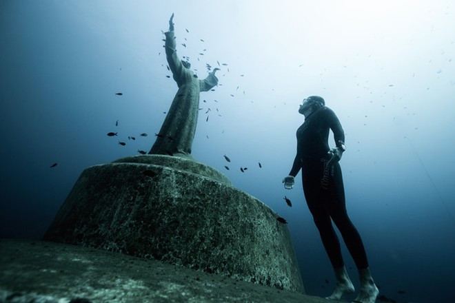 Tượng Christ of the Abyss, Portofino, Italy: Bức tượng chúa Jesus cao 2,5 m này được đặt ở nơi Dario Gonzatti thiệt mạng vào năm 1947. Nằm ở độ sâu 10 m, tác phẩm của nhà điêu khắc Guido Galletti được nhiều người mê lặn biết tới. Ảnh: Julie Gautier.