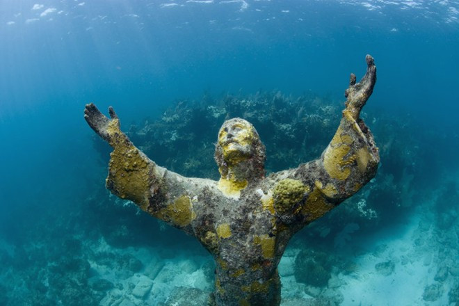 Tượng Christ of the Abyss, Florida, Mỹ: Galletti còn có thêm 3 bức tượng tượng tự, một nằm ở Grenada và một nằm ở công viên san hô John Pennekamp, ngoài khơi Key Largo, bang Florida, Mỹ. Bức tượng ở Florida được đăt tại độ sâu 8 m và là một trong những điểm tham quan dưới nước nổi tiếng nhất thế giới. Ảnh: Aurora Creative.