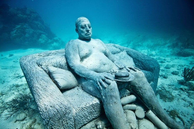 Bảo tàng nghệ thuật dưới nước Cancun, Mexico: Jason de Caires Taylor, tác giả của 500 tượng điêu khắc với kích cỡ bằng người thật, cho biết cảnh ánh mặt trời làm màu sắc của bọt biển bám trên bức tượng bừng sáng vô cùng ấn tượng. Ảnh: Jason de Caires Taylor.