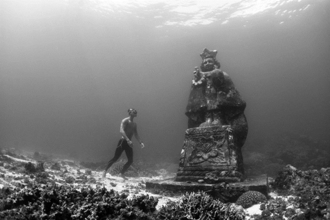 Hang ngầm, Bohol, Philippines: Năm 2010, bức tượng chúa Jesus khi còn nhỏ và tượng Đức mẹ Đồng Trinh cao 4 m được đặt ở hang ngầm thuộc công viên san hô Bien Unido, ngoài khơi Bohol. Nơi này đã nhanh chóng trở thành điểm tham quan dưới nước nổi tiếng. Ảnh: Martin Zapanta.