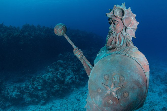 Tượng vệ thần của Rạn san hô, đảo Grand Cayman: Nancy Easterbrook, người đã đặt bức tượng này dưới biển, khẳng định nếu bạn dành cho tượng một nụ hôn, bạn sẽ gặp nhiều may mắn. Ảnh: Chris Parsons.