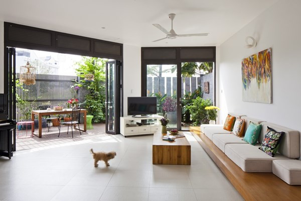 Cửa ra vào đối diện với ban công: Những đại kỵ trong thiết kế nhà ở ảnh hưởng đến phong thủy cần phải tránh tuyệt đối là cửa ra vào đối diện với ban công. Cửa ra vào chính đối diện với chỗ ra ban công sẽ phạm phải cái gọi là “Xuyên tâm sát” - trong nhà tiền bạc khó mà tích tụ, tất có việc phải phá tài. Nếu cửa sổ mở ra ban công hoặc bên ngoài có ánh nắng chiếu vào chính diện với bếp hoặc thẳng ra cửa đi lại chính, có thể dùng rèm cửa che chắn thường xuyên liên tục.