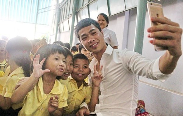 Công Phượng lại “đốn tim” NHM. Cầu thủ xứ Nghệ vừa có một hành động cực ý nghĩa khi cùng Văn Toàn dùng số tiền thưởng từ những bàn thắng mà mình ghi được tại V.League 2015 (70 triệu đồng) để mua quà tặng cho các trẻ em thuộc Trung tâm phục hồi chức năng Khánh Hòa. Được biết, đây là số tiền mà 1 “Mạnh thường quân” đã thưởng cho Công Phượng và Văn Toàn.