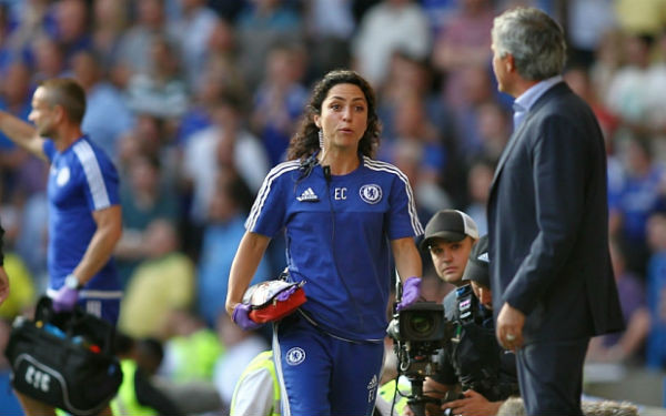 Nữ bác sỹ sexy ngẩng cao đầu rời Chelsea. Nữ bác sỹ sexy Eva Carneiro vừa chủ động chia tay Chelsea. Cả Chelsea cũng như Eva Carneiro chưa xác nhận thông tin này. Tuy nhiên theo tin từ BBC Sport, nữ bác sỹ 42 tuổi này đã quyết định chấm dứt hợp đồng với “The Blues”.