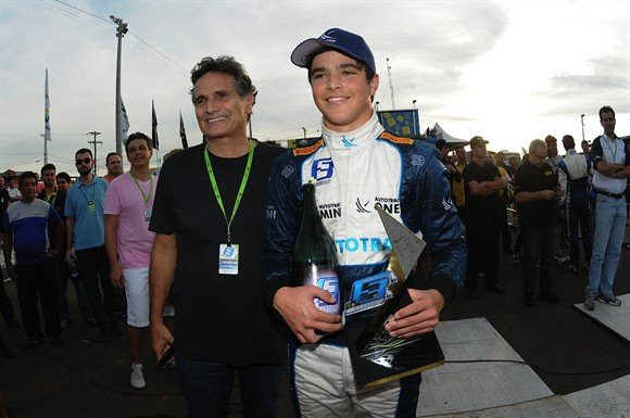 Con trai huyền thoại F1 thoát chết. Tay đua 17 tuổi Pedro Piquet may mắn thoát chết sau cú lộn 9 vòng trên không tại giải GT3 Cup, Brazil. Pedro là con trai của Nelson Piquet từng ba lần vô địch F1 và mới tham gia đường đua được 2 năm.