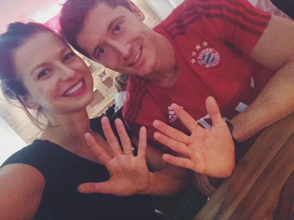 Vợ chồng Lewandowski khoe chiến tích “bàn tay nhỏ”. Ngay cả Robert Lewandowski cũng không tin vào mắt mình sau khi ghi 5 bàn thắng chỉ trong vòng 9 phút vào lưới Wolfsburg và sau trận đấu tiền đạo người Ba Lan và vợ đã cùng khoe chiến tích "bàn tay nhỏ" trên Twitter.