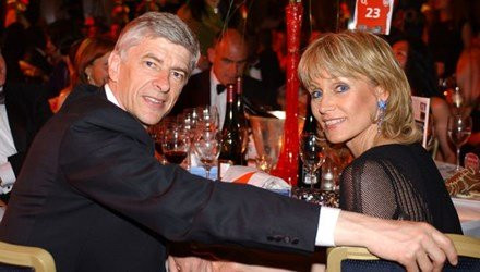 Lộ lý do HLV Wenger bị vợ bỏ. 5 năm sau ngày kết hôn với Annie Brosterhous, HLV Arsene Wenger đã buộc phải ra tòa để ly dị. Lý do là vì người phụ nữ 59 tuổi này không thể chịu được cảnh “Giáo sư” người Pháp suốt ngày bận rộn với công việc. Được biết, hai người có 1 con gái chung tên Lea và sinh năm 1997.