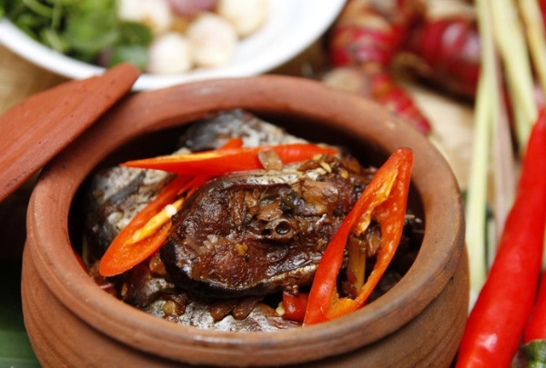 Cá kho niêu đất làng “Vũ Đại”: Từ bao đời nay, làng “Vũ Đại” hay còn gọi là làng Đại Hoàng, huyện Lý Nhân, Hà Nam nổi tiếng với món cá trắm đen kho truyền thống “nức danh” trong và ngoài nước. Những năm trở lại đây, danh tiếng cá kho của làng được nhiều người biết tới. Từ tháng 8 âm lịch, người dân trong làng bắt đầu tìm mua cá trắm đen từ 4kg trở lên để thả ao dành cho Tết.