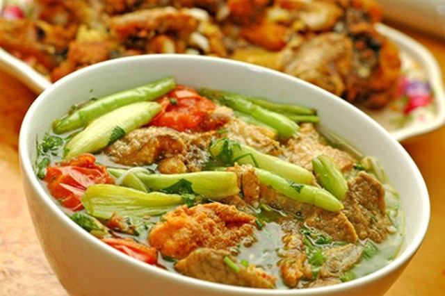 Bún cá rô đồng Bún cá rô đồng Hà Nam cuốn hút người ăn nhờ lớp thịt vàng ruộm xen lẫn màu xanh của rau cải, vị ngọt thơm của nước dùng… Sự cầu kỳ của món ăn thể hiện khi các đầu bếp chọn cá rô đồng “chính hiệu” của vùng quê chiêm trũng chứ không phải cá rô phi, cá rô lai được bán đại trà trong các chợ.