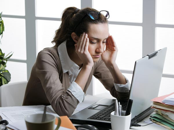 2. Đa u đầu liên tục: Các mô thần kinh trở nên nhạy cảm khi có nhiều độc tố trong cơ thể. Điều này gây ra việc đau đầu liên tục. Đây là một dấu hiệu rất phổ biến cho thấy độc tố đang cần được thải sạch khỏi cơ thể bạn.