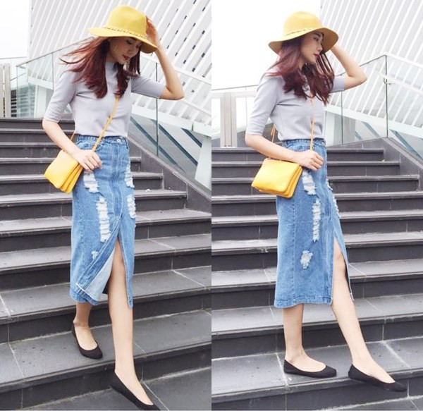 Áo cổ cao có vẻ như là niềm yêu thích mới của siêu mẫu Thanh Hằng khi cô liên tiếp chọn 'item' này cho trang phục ngày thường. Cô phối áo cổ cao ôm sát gam màu ghi sáng cùng chân váy jean xẻ trước tạo vẻ duyên dáng, nữ tính. Phụ kiện túi đeo nhỏ xinh và mũ vành tròn mang màu sắc rực rỡ cũng đem đến sự thú vị cho trang phục của Thanh Hằng.
