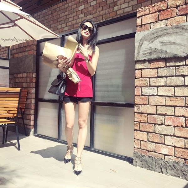 Người mẫu Trương Thanh Trúc chứng tỏ gu thời trang của 'fashionista' thực thụ trong set đồ gồm áo ống mang gam đỏ bắt mắt và quần shorts đen, bộ đôi đơn giản nhưng tôn lên triệt để chiều cao 'chuẩn' của cô.