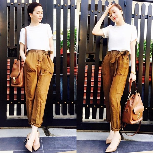 Thiều Bảo Trang chọn phối rất tuyệt hai gam trắng và camel. Với một item áo phông trắng trơn cổ điển, quần baggy gam màu camel càng khiến tổng thể trang phục thêm phần hài hòa. Chưa kể tới phụ kiện đắt giá tiệp màu camel là chiếc túi dòng Ricky của Ralph Lauren cũng khiến bộ cánh thường ngày của cô nàng trở nên thời thượng hơn. Thiết kế túi này có giá không hề rẻ, lên tới 2.950USD (hơn 60 triệu đồng) .