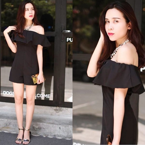 Lưu Hương Giang vẫn chưa hết mê mẩn với trang phục khoe vai trần gợi cảm. Với một bộ jumpsuit (đồ liền) tuyền đen tinh tế, sự xuất hiện của các phụ kiện tông màu ánh kim càng khéo léo khoe trọn vẻ quyến rũ của giám khảo Giọng hát Việt nhí 2015.