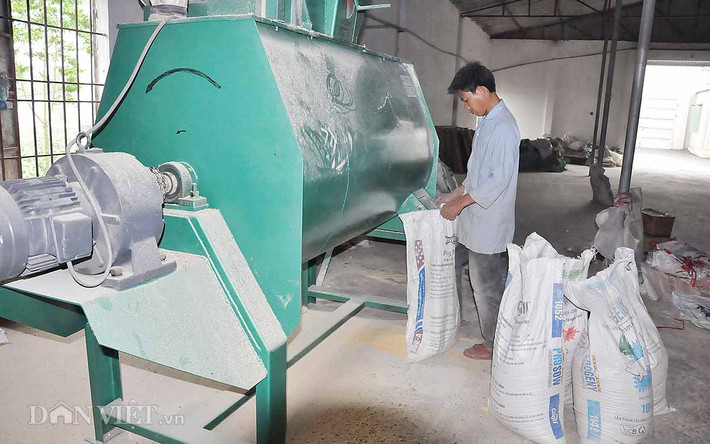 Khu nhà sản xuất thức ăn: Tại “chung cư” lợn, có khu nhà sản xuất thức ăn riêng, phần lớn những thức ăn cho các loại lợn đều được ông Long nghiên cứu và sản xuất bằng nguyên liệu tự nhiên, gồm các phụ phẩm nông nghiệp như ngô, khoai, sắn, rau các loại…