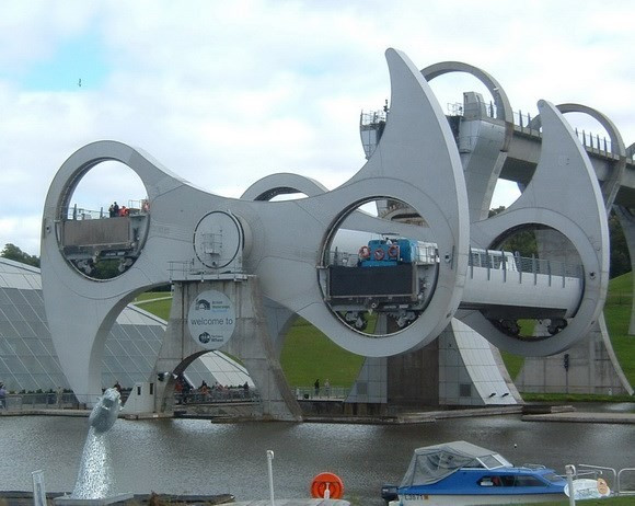 Thang máy Falkirk Wheel, Scotland: Đây là một trong những thang máy đường thủy độc đáo nhất thế giới.