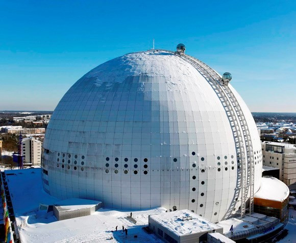 Thang máy Skyview, Thụy Điển: Thang máy Skyview được xây dựng bên ngoài tòa nhà Ericsson Globe, Stockholm, Thụy Điển. Tòa nhà Ericsson Globe là tòa bán cầu lớn nhất thế giới, có hình dạng như một quả bóng màu trắng lớn, với đường kính khoảng 110 m, chiều cao bên trong khoảng 85 m.