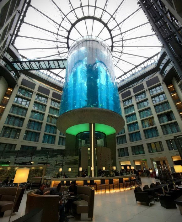 Thang máy AquaDom, Đức: Thang máy độc đáo AquaDom đặt trong khách sạn Radisson Blu ở Berlin, Đức là một khối hình trụ trong suốt, với chiều cao tới 25 m.