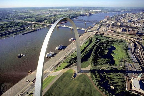 Thang máy Gateway Arch, Mỹ: Một trong những điểm bạn nhất định phải ghé thăm khi đến St. Louis, bang Missouri, Mỹ chính là Gateway Arch. Để lên đến đỉnh của đài tưởng niệm, mỗi nhóm 5 người sẽ được ngồi vào hàng ghế hình bầu dục, có 8 hàng ghế như vậy tạo thành một chuyến tàu nhỏ chở khách du lịch khám phá Gateway Arch.