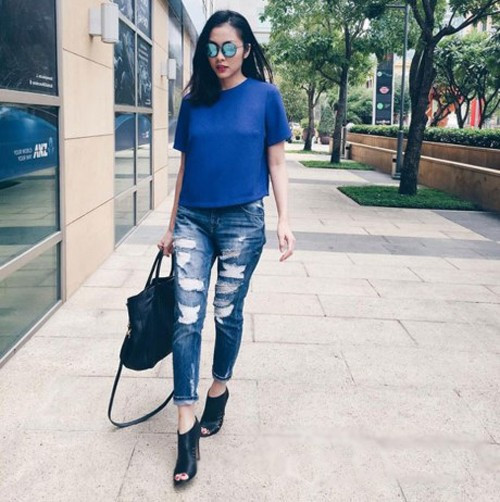 Hà Tăng khoe vẻ trẻ trung với kiểu quần jeans boyfriend rách rất được khen ngợi.