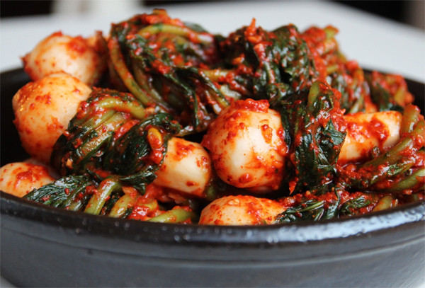 Chonggakmu-kimchi (kim chi làm bằng toàn bộ củ cải): Loại kim chi này rất phổ biến ở Hàn Quốc, làm từ củ cải nhỏ, mắm, bột ớt đỏ và bột gạo. Ở tỉnh Chungcheong, mùi vị của loại kim chi này được điều chỉnh chỉ bằng việc cho thêm mắm tôm.