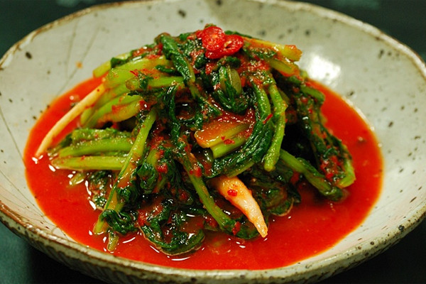Yeolmu-kimchi (Kim chi củ cải non mùa hè): Mặc dù mỏng và nhỏ, nhưng củ cải non mùa hè là một trong những loại rau phổ biến nhất để làm món kim chi vào mùa xuân và mùa hè.