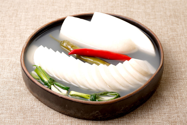 Dongchimi (kim chi nước củ cải): Mùi vị mát lạnh của lê với vị ngọt đậm và củ cải kết hợp sẽ tạo ra món dongchimi có hương vị ngon và rất đặc biệt. Lê dùng để làm dongchimi cần phải chín tới để món ăn để được lâu nhất.