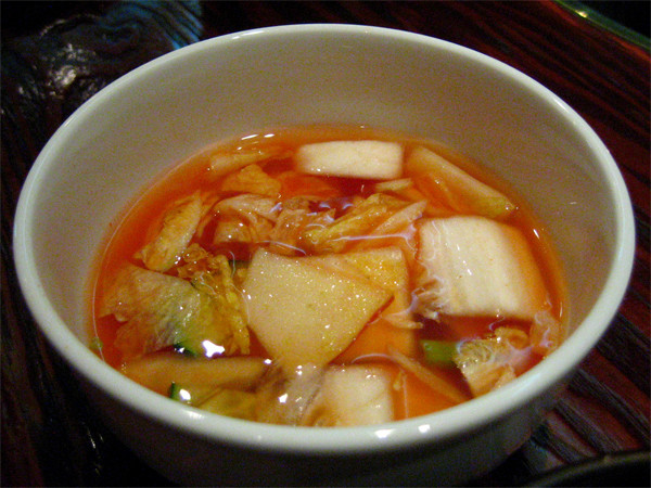 Kkakdugi (Kim chi củ cải): Kim chi củ cải thường được muối vào mùa đông vì đây là thời điểm củ cải ngọt hơn và chắc. Đó là lý do tại sao nhiều món ăn phụ đóng hộp được làm từ củ cải. Nếu thêm lá củ cải xanh, lá cải, hành lá và lá ngoài của cây bắp cải thì kim chi củ cải sẽ ngon hơn rất nhiều.