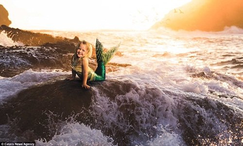 Cô bé Caimbre trong một khung hình khác ở Laguna Beach.