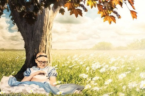 Jordan, cô bé có ước mơ được ở trong thế giới thần tiên cuối cùng đã mỉm cười ra đi sau khi chiến đấu anh dũng với căn bệnh ung thư xương. Bức ảnh này được thực hiện trước khi bé mất 2 tuần.