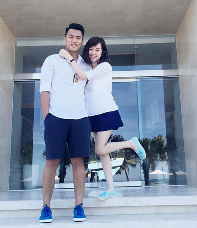 Cả hai bắt đầu đăng tải những hình ảnh thân mật từ tháng 5 năm nay.