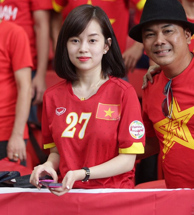 Nhưng mới đây, Ly kute bất ngờ chia sẻ trên trang Facebook cá nhân khẳng định cặp đôi đã chia tay. Lý do chia tay mà Ly kute đưa ra là do họ không thể dung hòa mối quan hệ. Cô nàng buồn bã chia sẻ rằng, cả hai chấp nhận sự sắp đặt của số phận, chia tay là do "duyên mỏng chứ không phải tình không sâu".