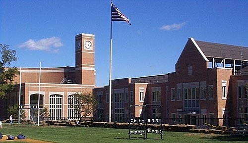 6. Horace Mann School Địa điểm: Bronx, New York Học phí và các khoản phí năm học 2015-2016: 46.205 USD Trường Horace Mann sở hữu một khu vực rộng gần 34 hectare ở bang Connecticut và khu này giữ vai trò như một trung tâm tự nhiên và thí nghiệm của trường. Tất cả học sinh của trường đều có cơ hội tới đây để học tập thông qua các lớp học về khoa học, nghệ thuật và xây dựng nhóm.