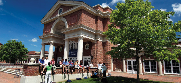 4. The Hotchkiss School Địa điểm: Lakeville, Connecticut Học phí và các khoản phí năm học 2015-2016: 46.705 USD Trường Hotchkiss có một số truyền thống độc đáo mà học sinh rất ưa thích, chẳng hạn cuộc thi đố vui hàng năm do thầy Hiệu trưởng chủ trì.